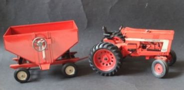 Ertl International Harvester 966 Farmall Tractor with Seedtrailer 1970 DieCast Model (4116)